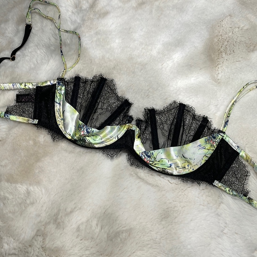 Victoria’s Secret very sexy unlined Demi size 34D bra